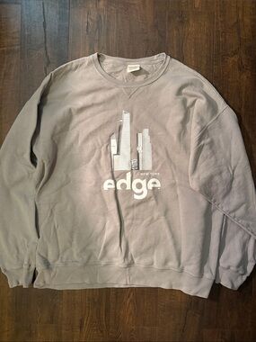 edge Gray Crewneck Sweatshirt with New York Skyline Graphic